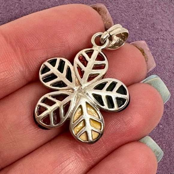 Beautiful Amber Flower Pendant - Picture 2 of 2